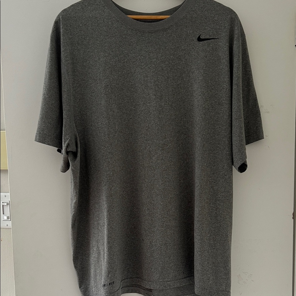 Nike Men’s Dark Gray Short Sleeve Athletic Tee